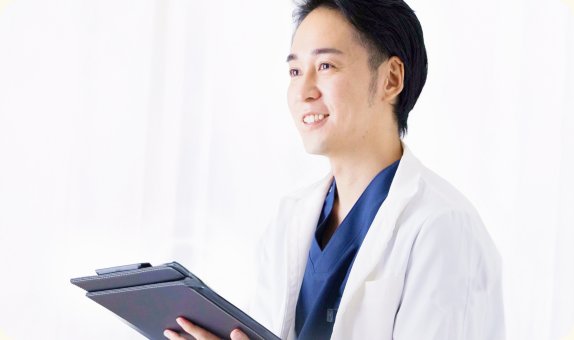 施術後の肌の状態を確認する医師