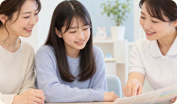 料金の説明を受けるお子さまと保護者