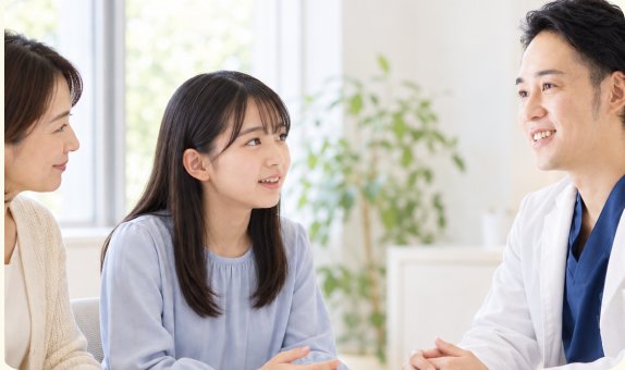 医師に相談するお子さまと保護者