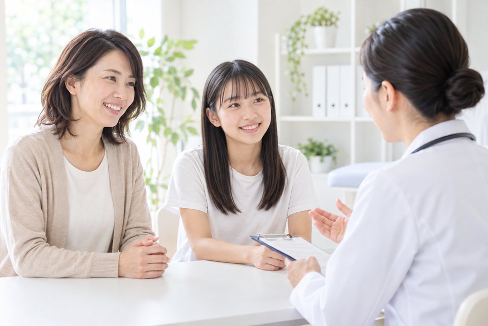カウンセリングでお子さまと保護者のお話をうかがう様子