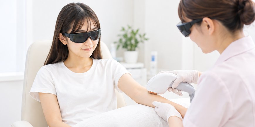 医療脱毛の施術を受けるお子さまに声をかける女性看護師